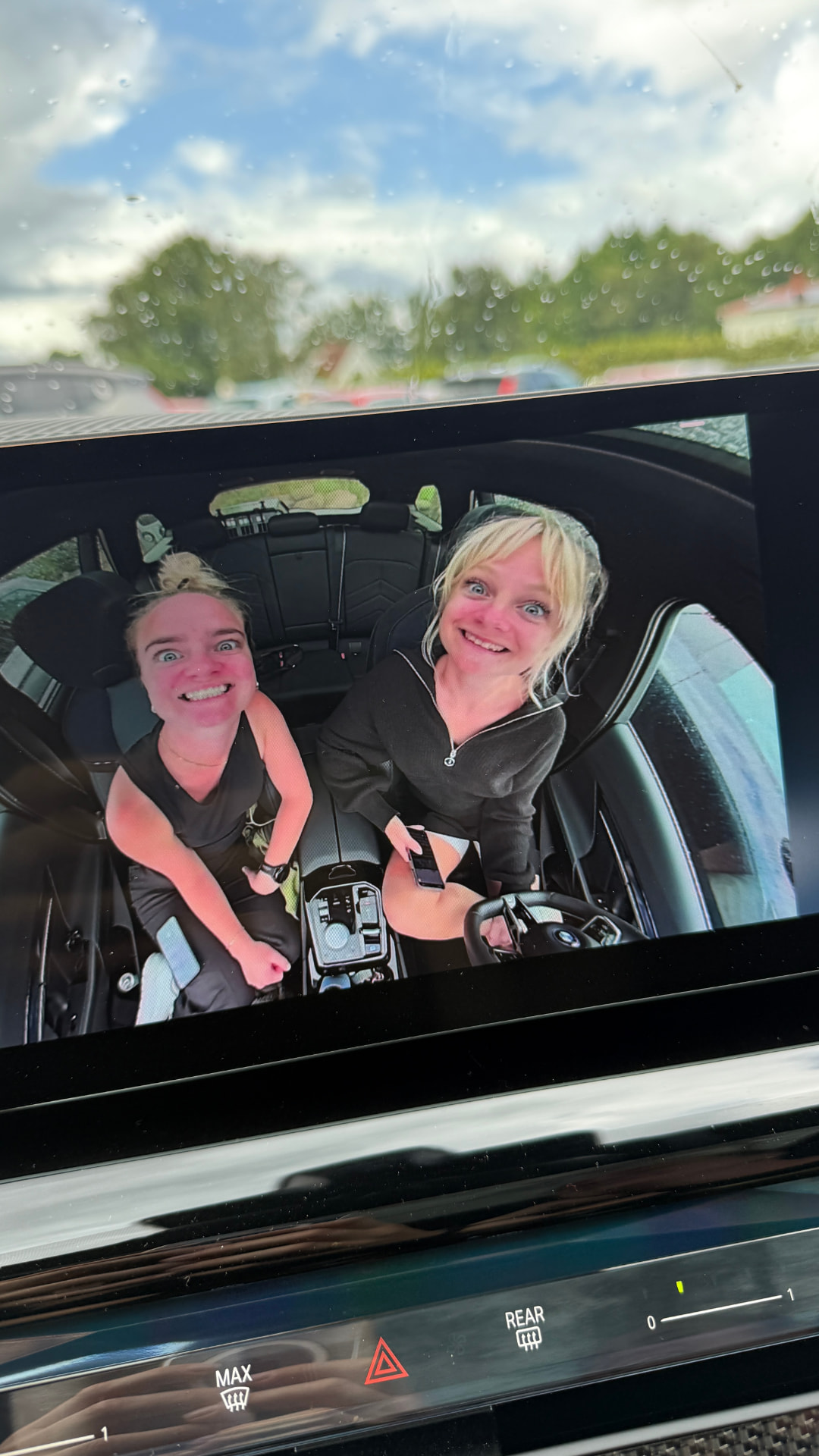 På vej til en konkurrence, glade miner i bilen