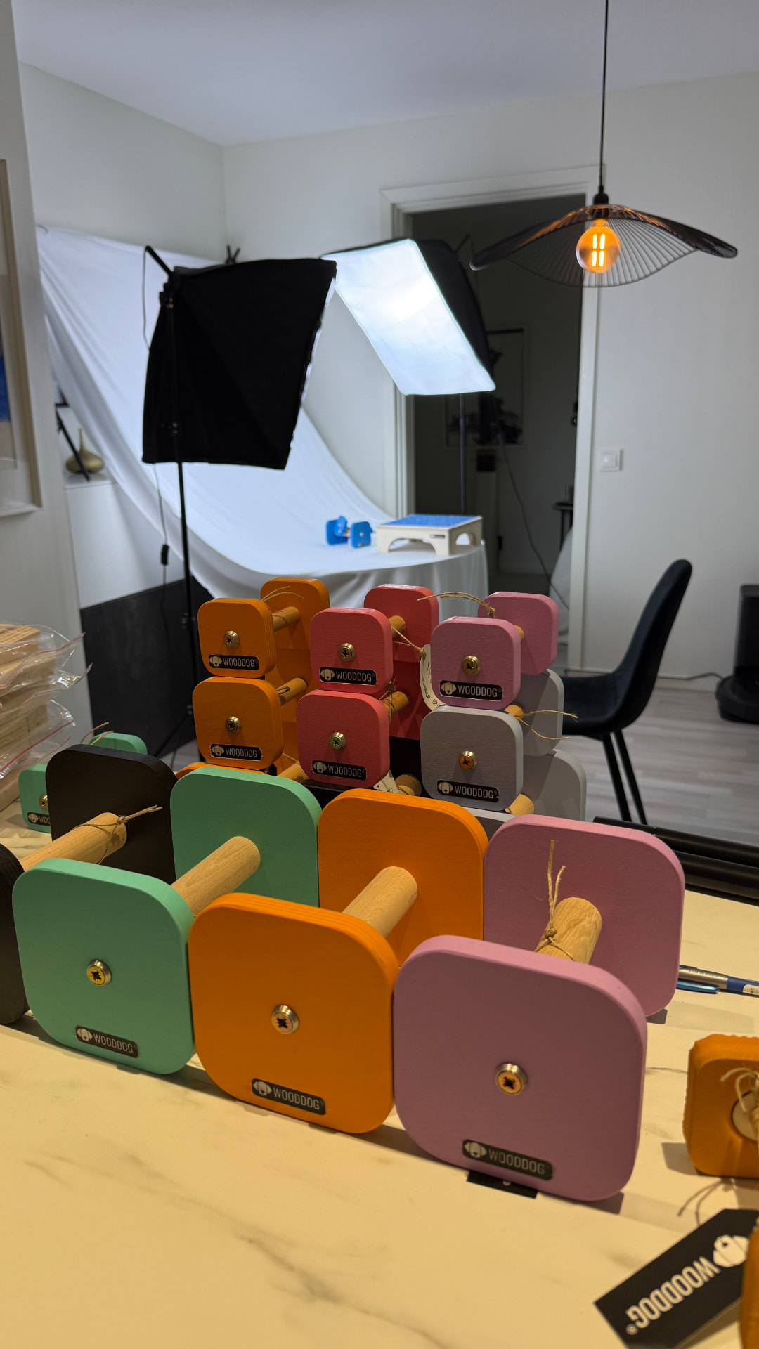 Fotostudie hjemme med Wooddog-apporter stillet op til produktbilleder
