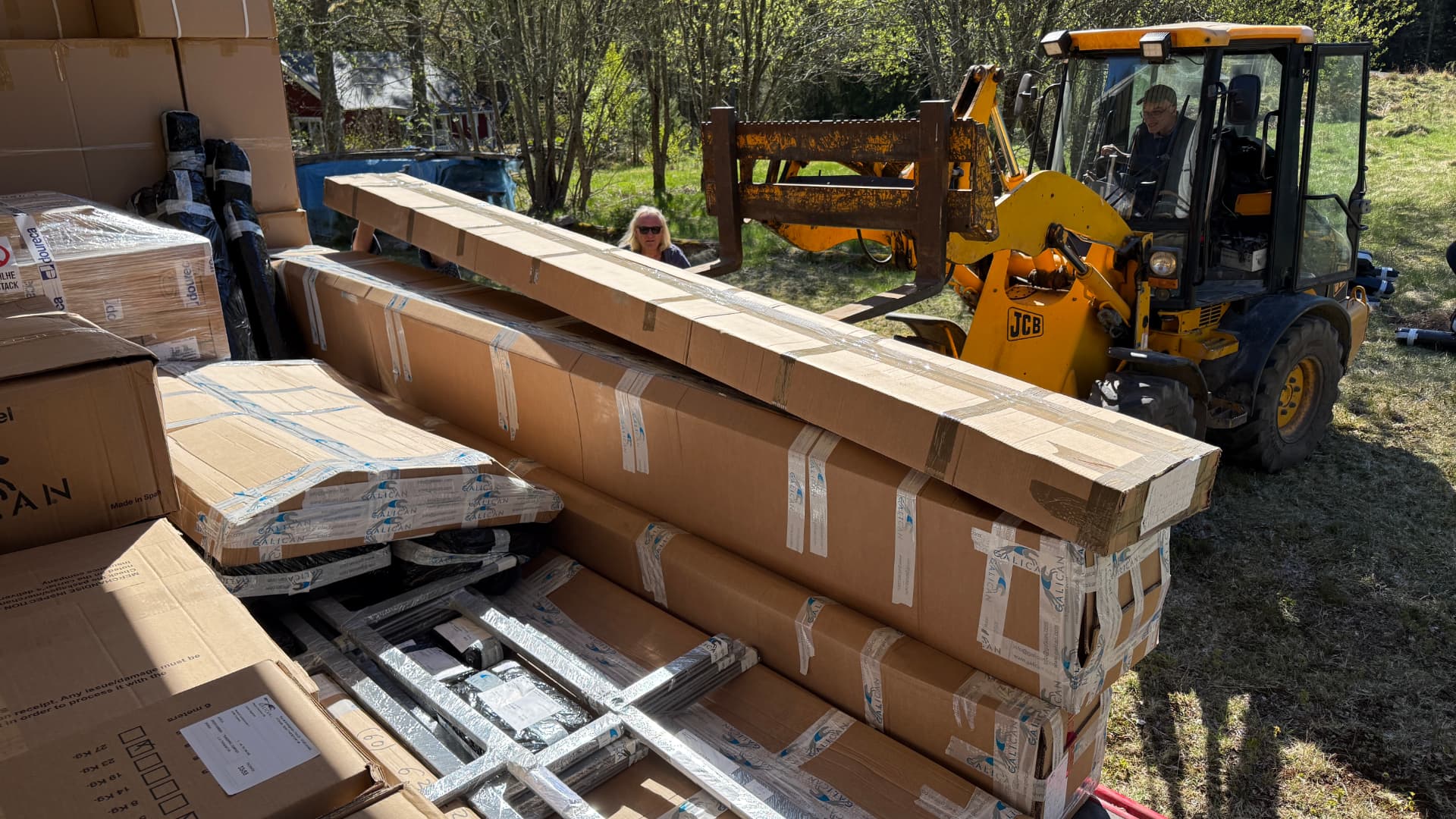 En levering af Galican-forhindringer losses med truck
